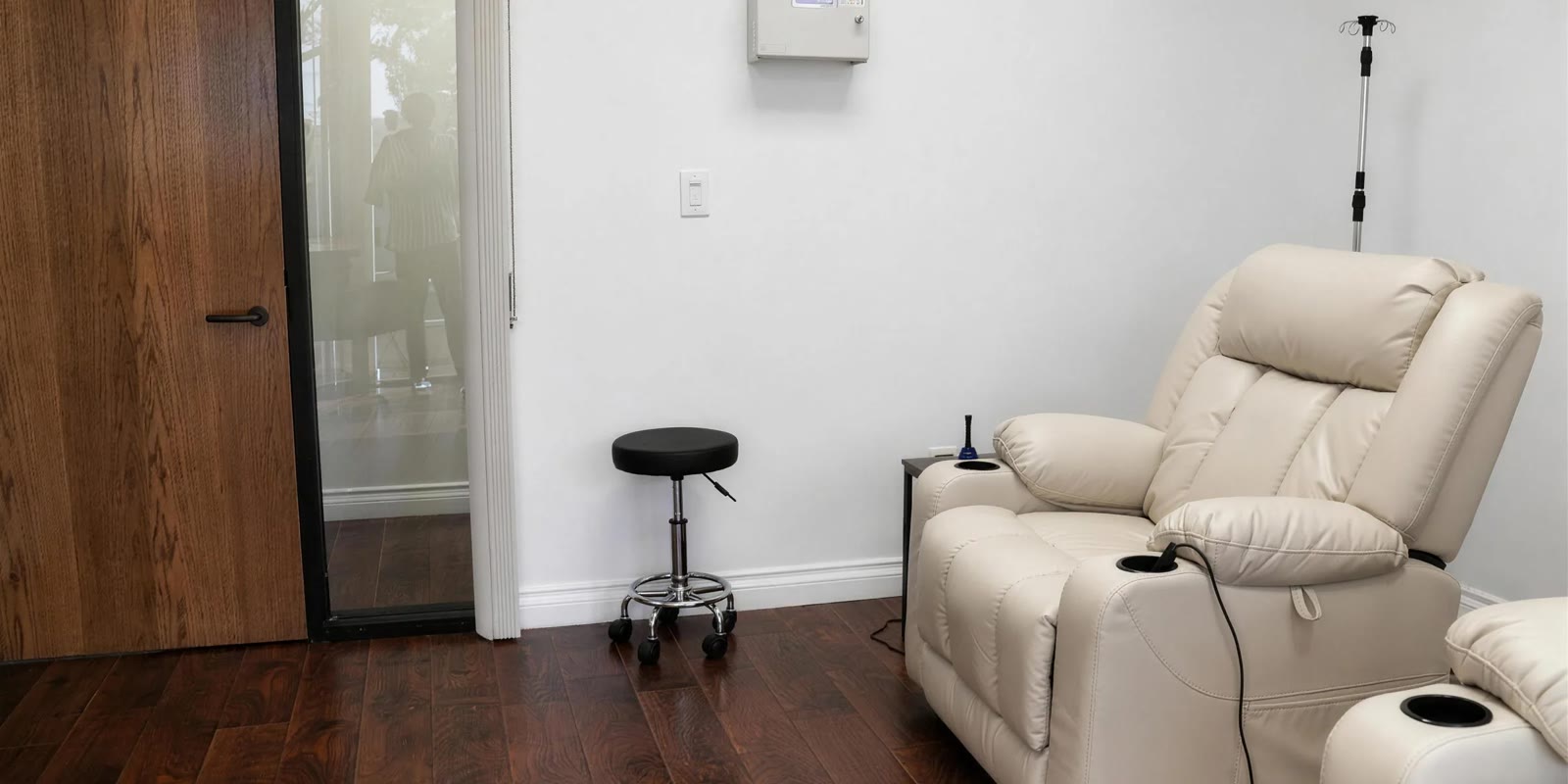 An empty treatment room with a single recliner